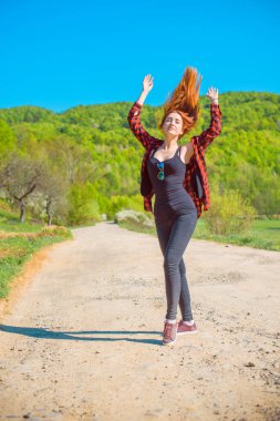 Güzel hippi gezgin. Gezide şık bir kadın. macera ve seyahat kavramı ya da hafta sonu dinlenme doğa, atmosferik an