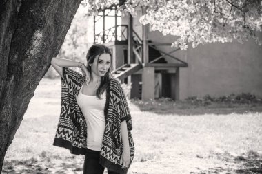 Güzel hippi gezgin. Gezide şık bir kadın. macera ve seyahat kavramı ya da hafta sonu dinlenme doğa, atmosferik an