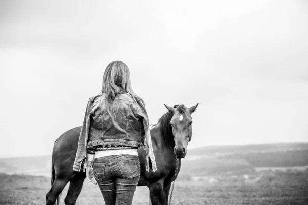 Dame Het Platteland Wandelen Met Een Paard Mooie Jonge Vrouw — Stockfoto