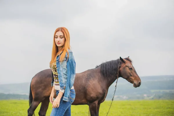 Dame Het Platteland Wandelen Met Een Paard Mooie Jonge Vrouw — Stockfoto