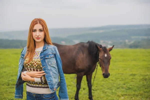 Dame Het Platteland Wandelen Met Een Paard Mooie Jonge Vrouw — Stockfoto