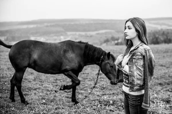 Dame Het Platteland Wandelen Met Een Paard Mooie Jonge Vrouw — Stockfoto