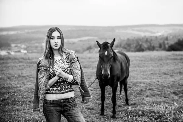 Dame Het Platteland Wandelen Met Een Paard Mooie Jonge Vrouw — Stockfoto