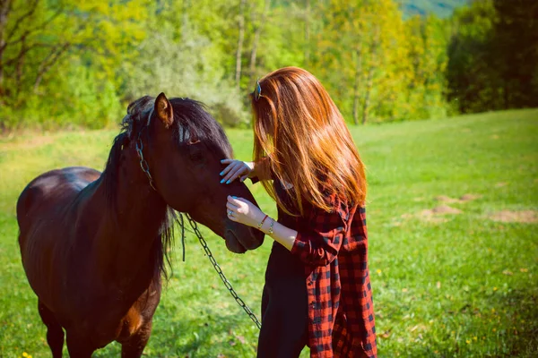 田舎の女性は馬と歩く 馬の屋外で美しい若い女性 乗馬の女性 — ストック写真