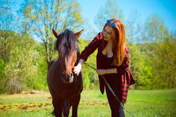 Dame Het Platteland Wandelen Met Een Paard Mooie Jonge Vrouw — Stockfoto