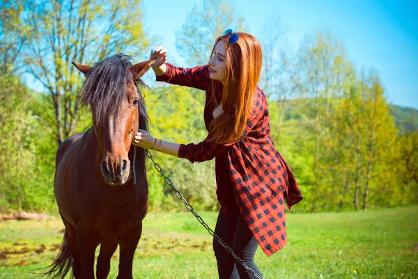 Senhora Campo Caminhe Com Cavalo Mulher Bonita Com Cavalo Livre — Fotografia de Stock