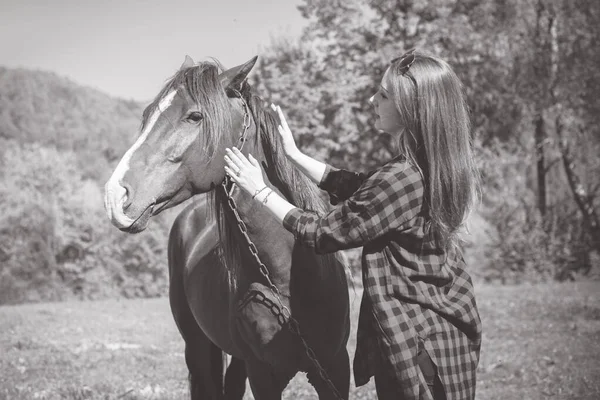 Signora Campagna Passeggiata Con Cavallo Bella Giovane Donna Con Cavallo — Foto Stock