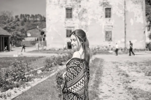 Schöne Hipster Reisende Stilvolle Frau Auf Reisen Erlebnis Und Reisekonzept — Stockfoto