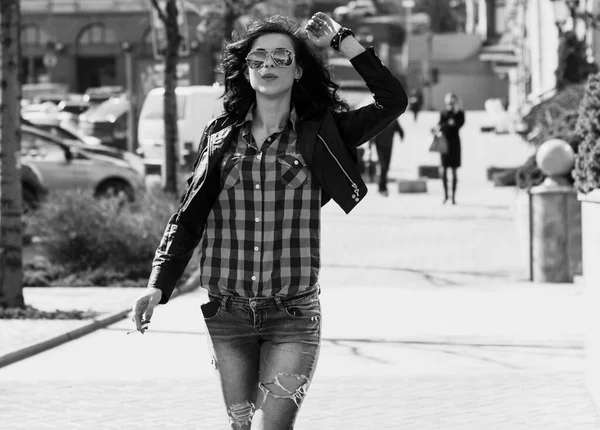 Güzel Şık Esmer Kadın Güneşli Bir Günde Şehirde Yürüyor Modern — Stok fotoğraf