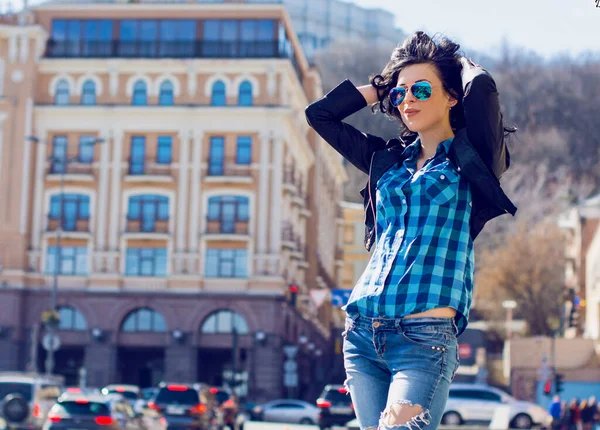 Mooie Stijlvolle Brunette Vrouw Lopen Stad Zonnige Dag Moderne Casual — Stockfoto