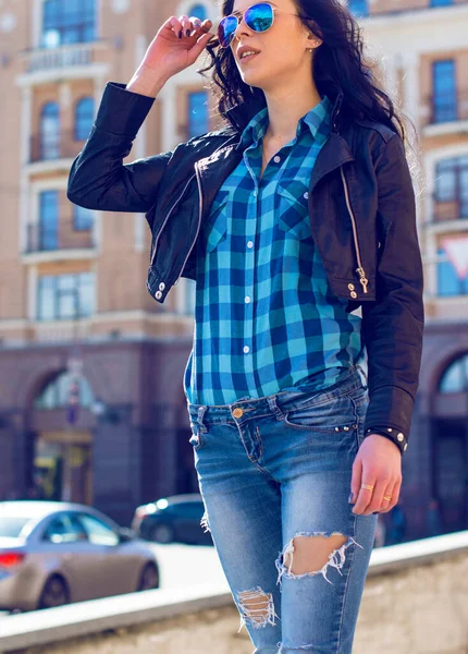 Mooie Stijlvolle Brunette Vrouw Lopen Stad Zonnige Dag Moderne Casual — Stockfoto