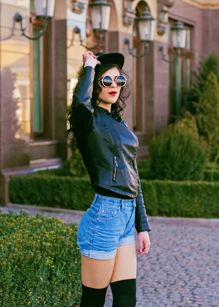 Mooie Stijlvolle Brunette Vrouw Lopen Stad Zonnige Dag Moderne Casual — Stockfoto