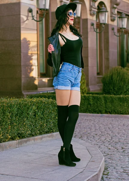 Mooie Stijlvolle Brunette Vrouw Lopen Stad Zonnige Dag Moderne Casual — Stockfoto