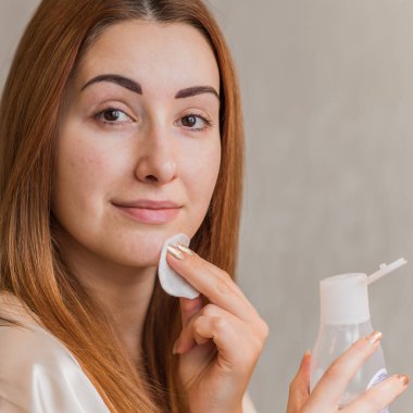 Deri döküntülerine, sivilcelere, akne yaralarına, sağlıklı cilt konseptine, dermatolojiye ve kozmetolojiye eğilimli.