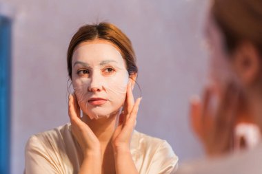 Deri döküntülerine, sivilcelere, akne yaralarına, sağlıklı cilt konseptine, dermatolojiye ve kozmetolojiye eğilimli.