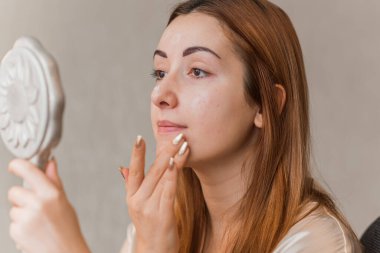 Deri döküntülerine, sivilcelere, akne yaralarına, sağlıklı cilt konseptine, dermatolojiye ve kozmetolojiye eğilimli.