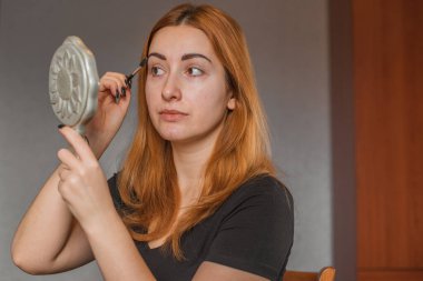 Deri döküntülerine, sivilcelere, akne yaralarına, sağlıklı cilt konseptine, dermatolojiye ve kozmetolojiye eğilimli.