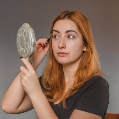 Deri döküntülerine, sivilcelere, akne yaralarına, sağlıklı cilt konseptine, dermatolojiye ve kozmetolojiye eğilimli.