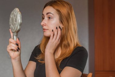 Deri döküntülerine, sivilcelere, akne yaralarına, sağlıklı cilt konseptine, dermatolojiye ve kozmetolojiye eğilimli.