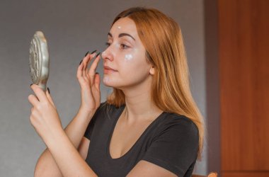 Deri döküntülerine, sivilcelere, akne yaralarına, sağlıklı cilt konseptine, dermatolojiye ve kozmetolojiye eğilimli.