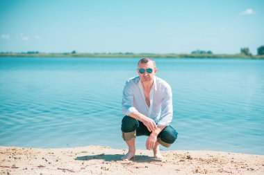 Olgun bir Avrupalı adam, açık havada dinlenirken çekilmiş bir portresi var. 50 yıl sonra yaşam konsepti