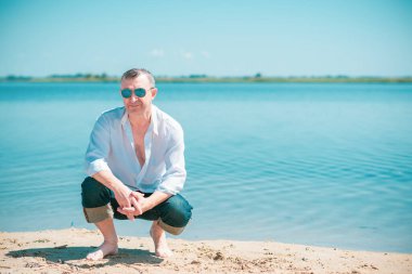 Olgun bir Avrupalı adam, açık havada dinlenirken çekilmiş bir portresi var. 50 yıl sonra yaşam konsepti