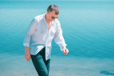 Olgun bir Avrupalı adam, açık havada dinlenirken çekilmiş bir portresi var. 50 yıl sonra yaşam konsepti