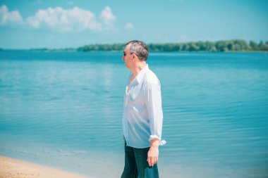 Olgun bir Avrupalı adam, açık havada dinlenirken çekilmiş bir portresi var. 50 yıl sonra yaşam konsepti