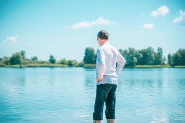 Olgun bir Avrupalı adam, açık havada dinlenirken çekilmiş bir portresi var. 50 yıl sonra yaşam konsepti