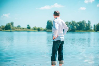 Olgun bir Avrupalı adam, açık havada dinlenirken çekilmiş bir portresi var. 50 yıl sonra yaşam konsepti