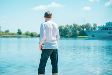Olgun bir Avrupalı adam, açık havada dinlenirken çekilmiş bir portresi var. 50 yıl sonra yaşam konsepti