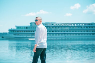 Olgun bir Avrupalı adam, açık havada dinlenirken çekilmiş bir portresi var. 50 yıl sonra yaşam konsepti