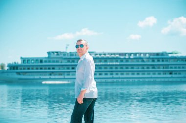 Olgun bir Avrupalı adam, açık havada dinlenirken çekilmiş bir portresi var. 50 yıl sonra yaşam konsepti