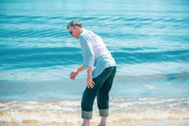 Olgun bir Avrupalı adam, açık havada dinlenirken çekilmiş bir portresi var. 50 yıl sonra yaşam konsepti