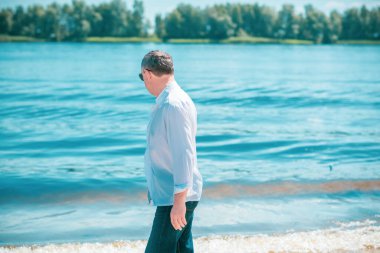 Olgun bir Avrupalı adam, açık havada dinlenirken çekilmiş bir portresi var. 50 yıl sonra yaşam konsepti