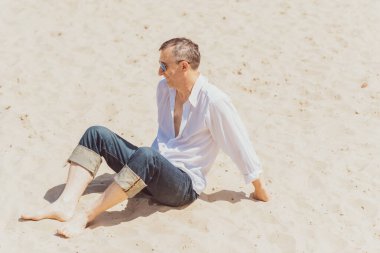 Olgun bir Avrupalı adam, açık havada dinlenirken çekilmiş bir portresi var. 50 yıl sonra yaşam konsepti