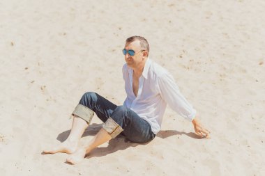 Olgun bir Avrupalı adam, açık havada dinlenirken çekilmiş bir portresi var. 50 yıl sonra yaşam konsepti