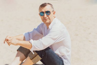 Olgun bir Avrupalı adam, açık havada dinlenirken çekilmiş bir portresi var. 50 yıl sonra yaşam konsepti