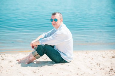 Olgun bir Avrupalı adam, açık havada dinlenirken çekilmiş bir portresi var. 50 yıl sonra yaşam konsepti