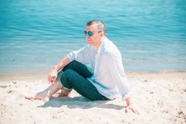 Olgun bir Avrupalı adam, açık havada dinlenirken çekilmiş bir portresi var. 50 yıl sonra yaşam konsepti