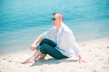 Olgun bir Avrupalı adam, açık havada dinlenirken çekilmiş bir portresi var. 50 yıl sonra yaşam konsepti