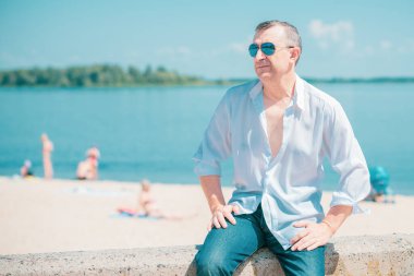 Olgun bir Avrupalı adam, açık havada dinlenirken çekilmiş bir portresi var. 50 yıl sonra yaşam konsepti