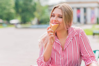 Modern şehir yaşamında mutlu bir gülümseme artı cüsseli genç kadın. XI kadınının hayatı. Olumlu yaşam tarzı kavramı. Şehir merkezinde şık bir kız.