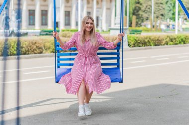 Modern şehir yaşamında mutlu bir gülümseme artı cüsseli genç kadın. XI kadınının hayatı. Olumlu yaşam tarzı kavramı. Şehir merkezinde şık bir kız.