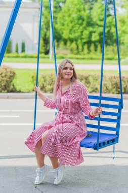 Modern şehir yaşamında mutlu bir gülümseme artı cüsseli genç kadın. XI kadınının hayatı. Olumlu yaşam tarzı kavramı. Şehir merkezinde şık bir kız.