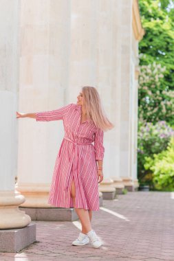Modern şehir yaşamında mutlu bir gülümseme artı cüsseli genç kadın. XI kadınının hayatı. Olumlu yaşam tarzı kavramı. Şehir merkezinde şık bir kız.