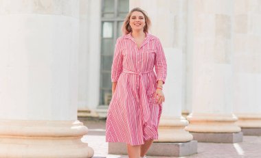 Modern şehir yaşamında mutlu bir gülümseme artı cüsseli genç kadın. XI kadınının hayatı. Olumlu yaşam tarzı kavramı. Şehir merkezinde şık bir kız.