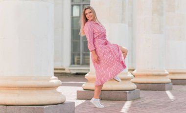 Modern şehir yaşamında mutlu bir gülümseme artı cüsseli genç kadın. XI kadınının hayatı. Olumlu yaşam tarzı kavramı. Şehir merkezinde şık bir kız.