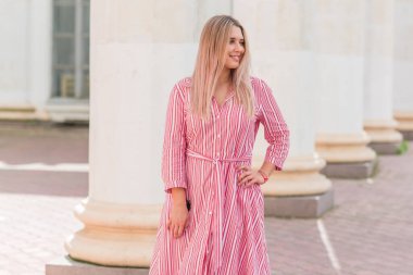 Modern şehir yaşamında mutlu bir gülümseme artı cüsseli genç kadın. XI kadınının hayatı. Olumlu yaşam tarzı kavramı. Şehir merkezinde şık bir kız.