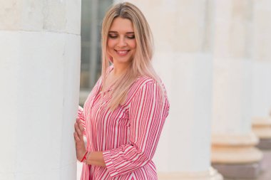 Modern şehir yaşamında mutlu bir gülümseme artı cüsseli genç kadın. XI kadınının hayatı. Olumlu yaşam tarzı kavramı. Şehir merkezinde şık bir kız.